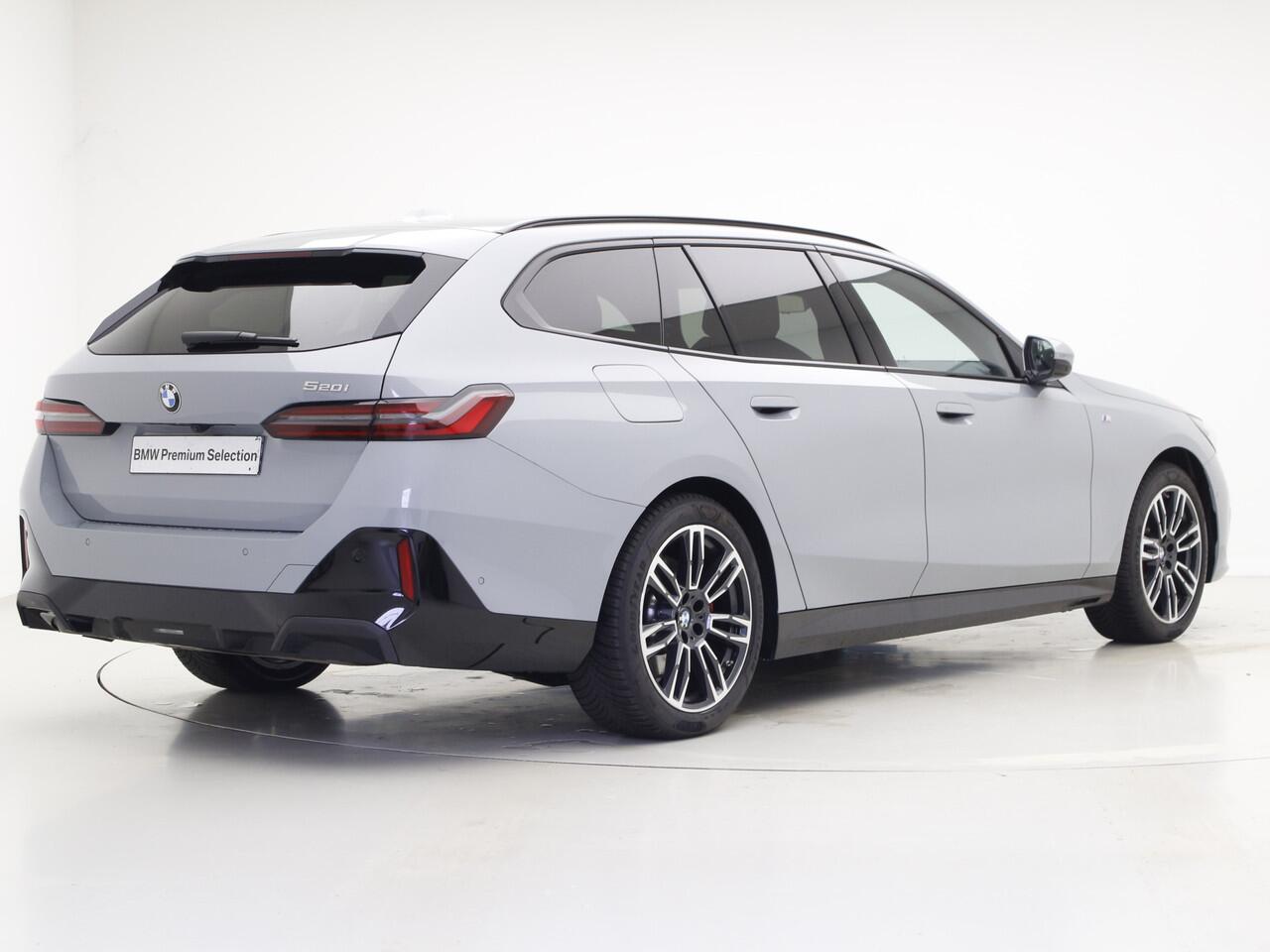 BMW 5-SERIE Touring 520i M-Sport Pro | Trekhaak | Driv. Ass. Pro | Stoelventilatie | Standkachel | | Bowers & Wilkins Surround Sound System | Mild Hybrid