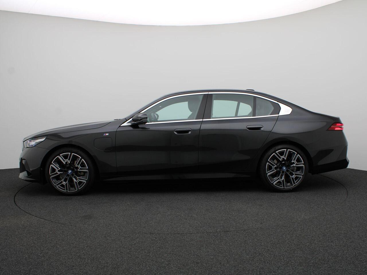 BMW 5-SERIE Sedan 530e M Sportpakket | Innovation Pack | Panoramadak | Driving Assist. Prof. | Comfortstoelen + Ventilatie | 20"