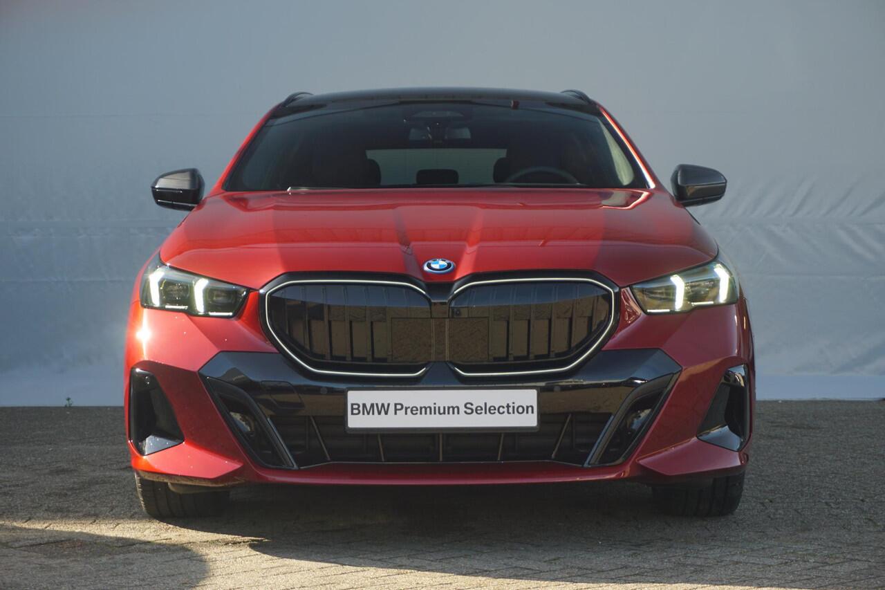 BMW 5-SERIE Touring 550e xDrive M Sportpakket Pro Panoramadak / Driving Assistant Professional / Bowers & Wilkins / Stoelventilatie / Trekhaak