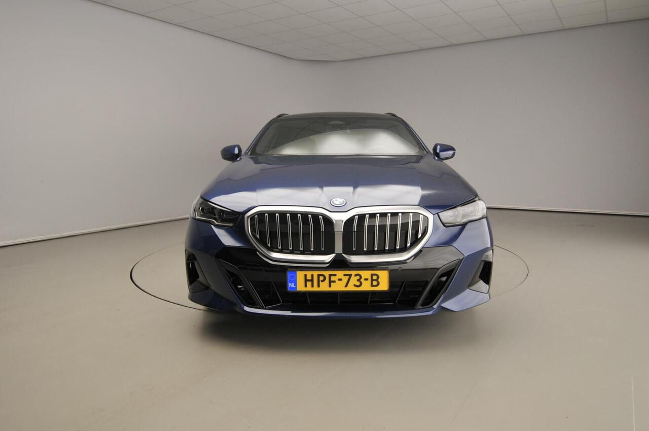 BMW 5-SERIE Touring 530e | M-Sportpakket | LED | Navigatie | Active cruise | Trekhaak | Schuifdak | DAB | HArman-kardon sound | Alu 19 inch