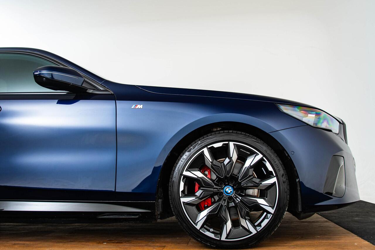 BMW 5-SERIE 550e xDrive M Sport Pro - Driving/Parking Assistant Professional - Harman Kardon - Comfort Access - Comfort Pack - M Adaptief onderstel Professional - Iconic Glow - Active Guard - Harman Kardon -