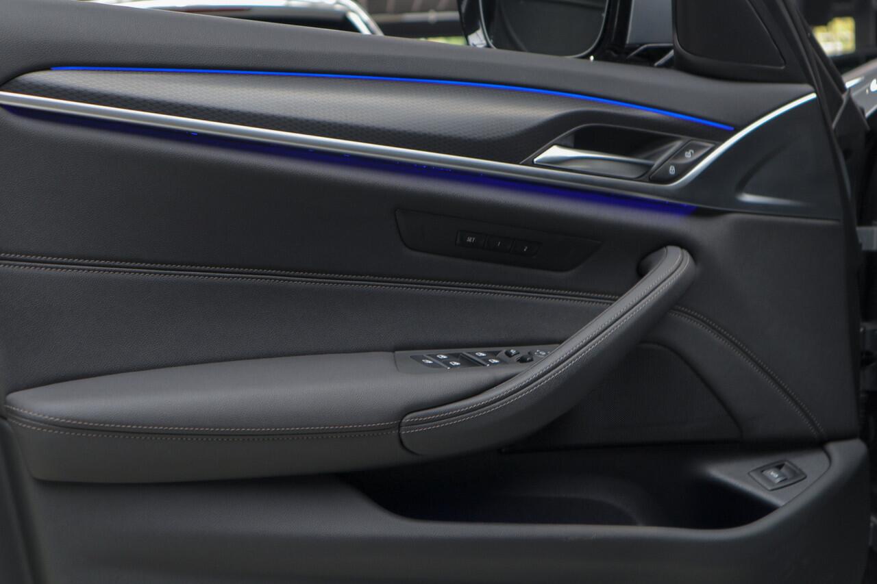 BMW 5-SERIE Touring 520i Mpakket HUD Navi Elektr. achterklep Camera Carplay Virtual Elektr. uitklapbare trekhaak Matrix ACC Stoelverwarming DAB Climate (3-zone) PDC Memory LM velgen BTW auto