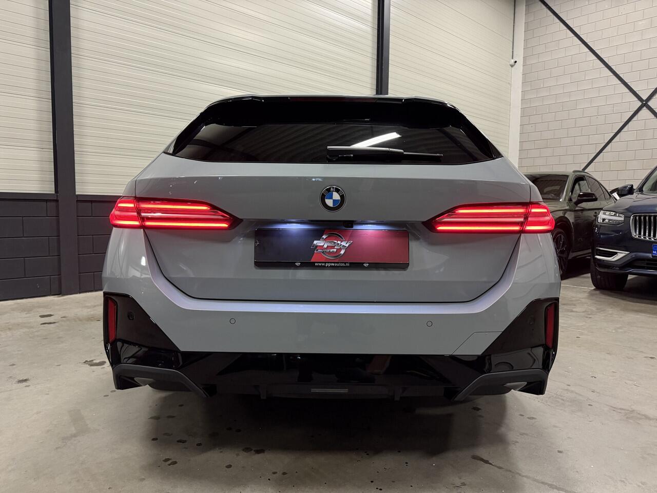 BMW 5-SERIE Touring 520i M-Sport BROOKLYN-GRAU/PANO/TREKHAAK/H&K/HEAD-UP/360CAMERA/VENTILATIE//DRIVING ASS.PRO/ADAPTIVE-LED/19"M-SPORT/STANDKACHEL/NIEUWPRIJS ¤ 94.454,-/FABRIEKS-GARANTIE
