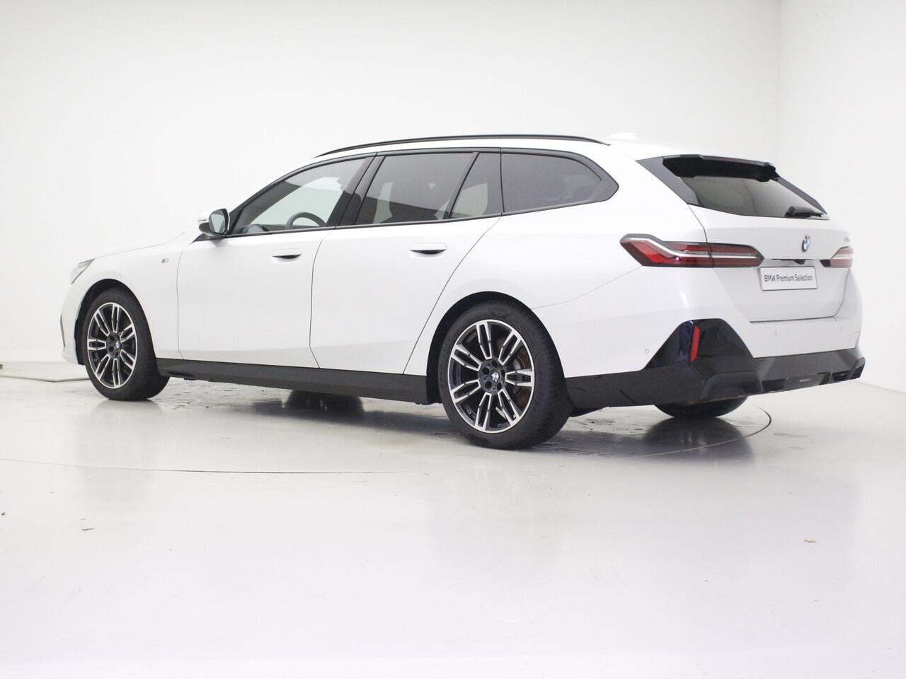 BMW 5-SERIE Touring 520i M-Sport | Driving Assistant Plus | Harman Kardon | Panorama | Standkachel | Trekhaak | Mild Hybid