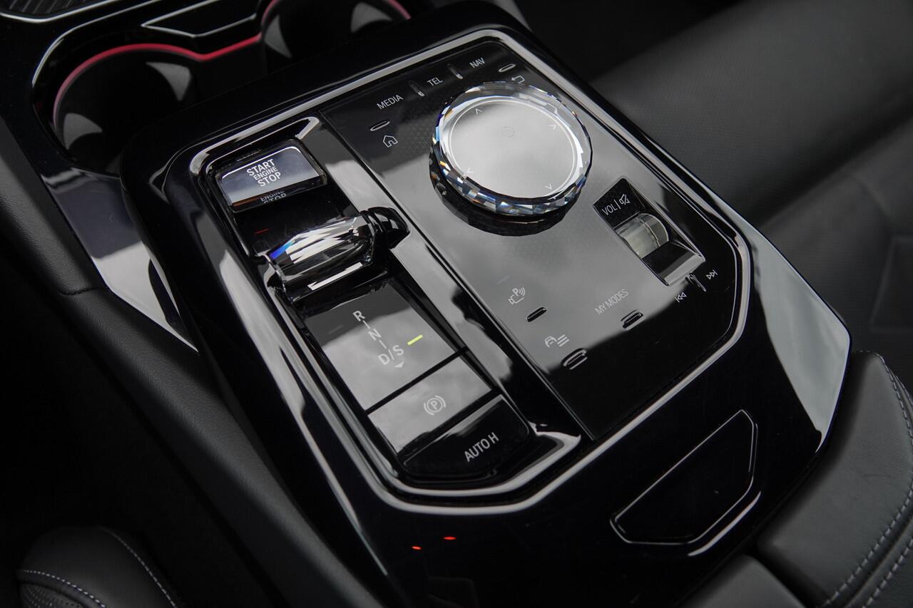 BMW 5-SERIE 550e 490Pk Aut. | Plug in Hybride | X-Drive | Shadowline | M-Sport | Head Up Display | Bowers en Wilkins Sound | Panoramadak | 21''