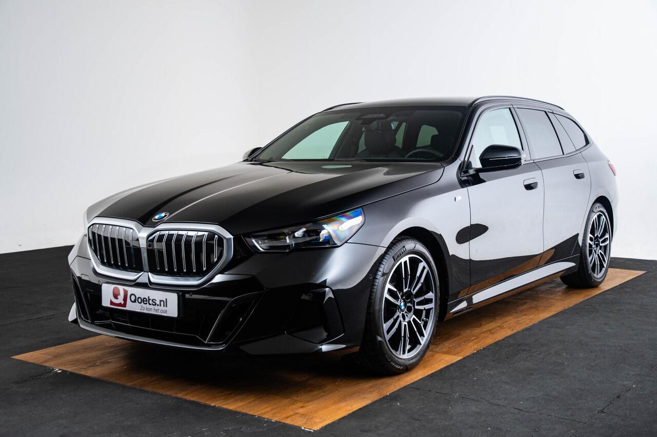 BMW 5-SERIE Touring 520i M Sport - Trekhaak - Panoramadak - Parking/Driving Assistant Professional - Head Up - Harman Kardon - Comfort Access - Standkachel - Stoelventilatie voor - Elektrisch verwarmde voor/achterstoelen -