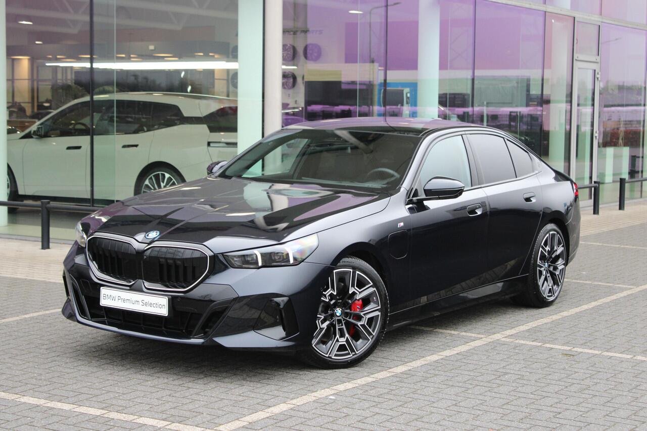 BMW 5-SERIE 550e xDrive M Sport Automaat / Panoramadak / Trekhaak / Adaptief Onderstel Professional / Bowers & Wilkins / Parking Assistant Professional / Adaptieve LED