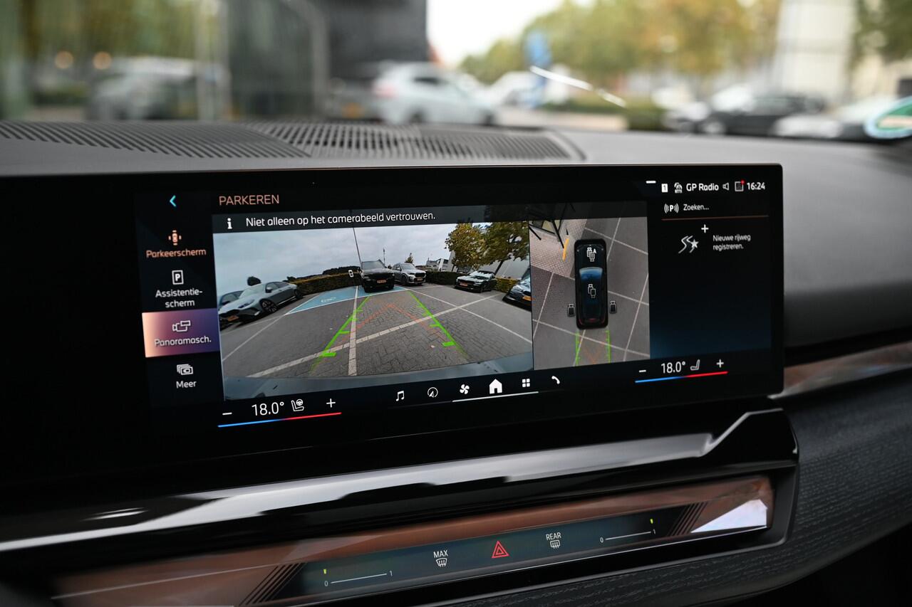 BMW 5-SERIE Touring 550e xDrive M Sport Automaat / Panoramadak / Trekhaak / Bowers & Wilkins / Adaptief onderstel professional / Parking Assistant Professional / Stoelventilatie