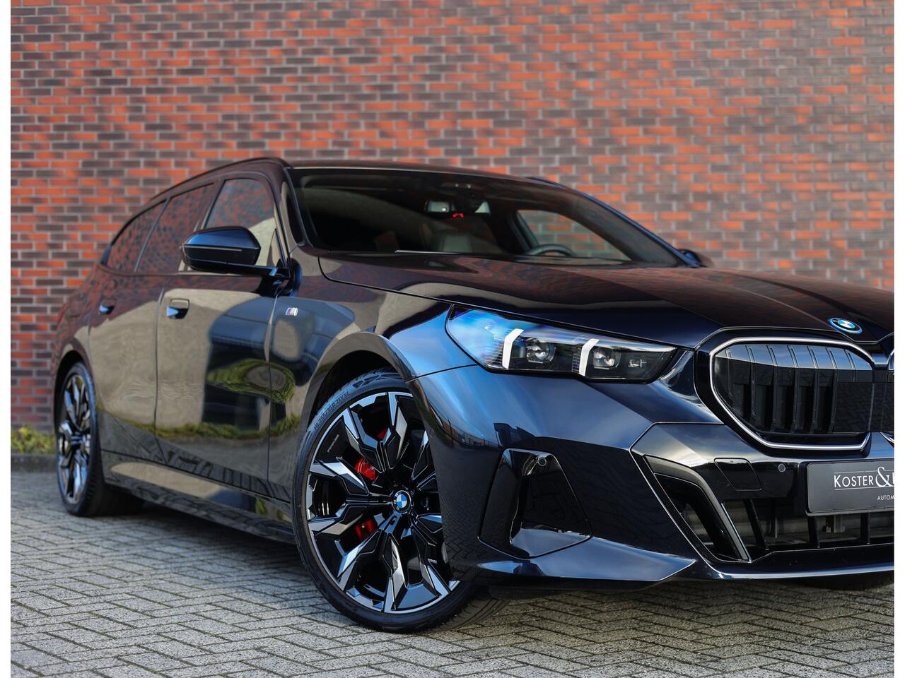 BMW 5-SERIE Touring 550e xDrive | M Sport Pro - Pano - Trekhaak - HUD