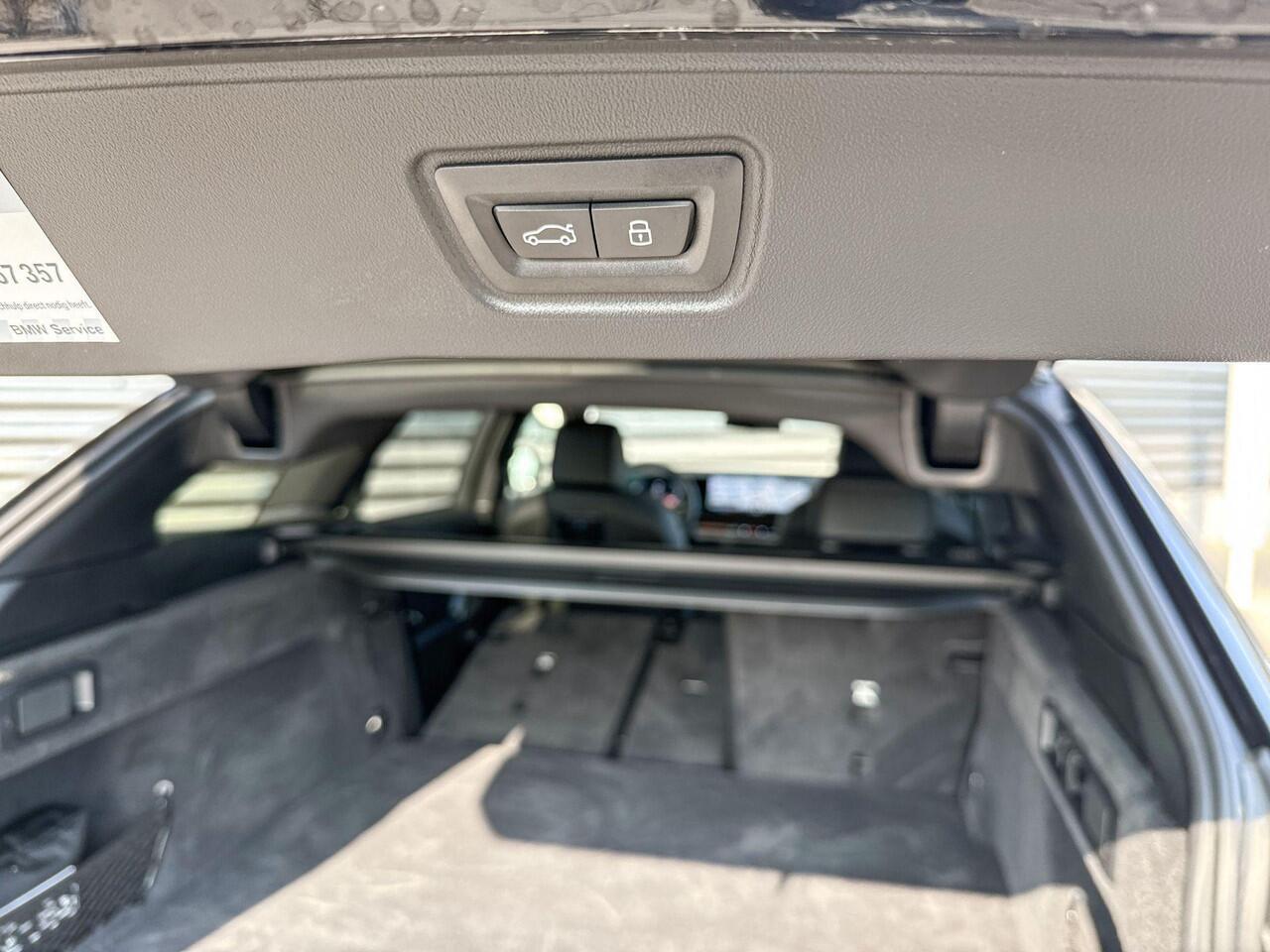 BMW 5-SERIE Touring 530e M Sportpakket Pro / Innovation Pack / Travel Pack / Comfort Pack