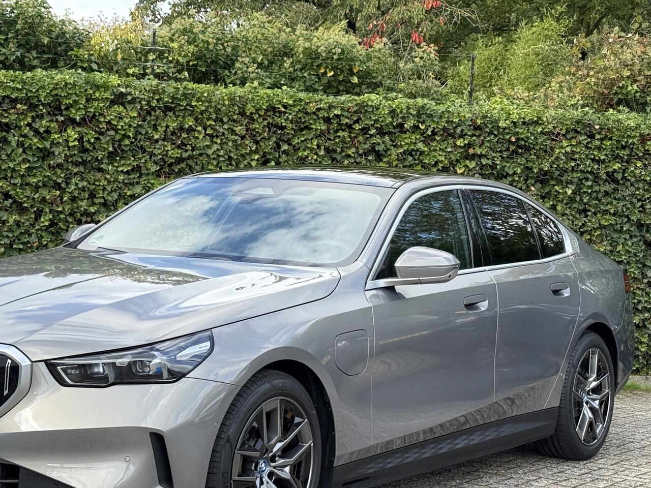 BMW 5-SERIE Sedan 530e | Harman/kardon | Panorama | 360 cam | 4x stoelverw. | Stoelventilatie | 4-zone Clima