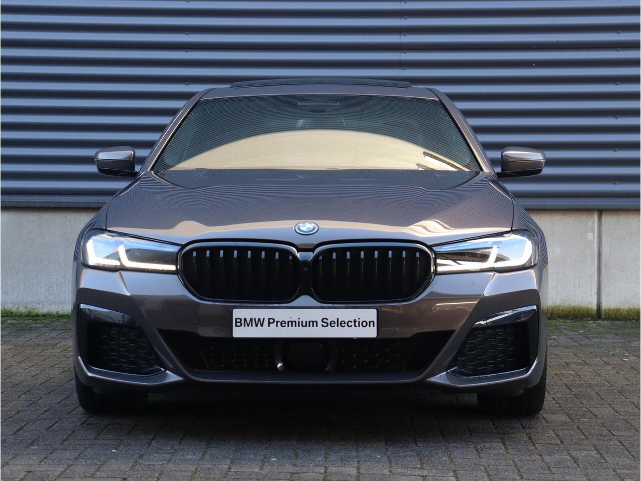 BMW 5-SERIE Sedan 545e xDrive | High Executive | M Sportpakket Pro | Panodak | Active Steering | Driving Assistant Prof. | Head-Up | Bowers & Wilkins | Adaptief Onderstel | 19'' LMV