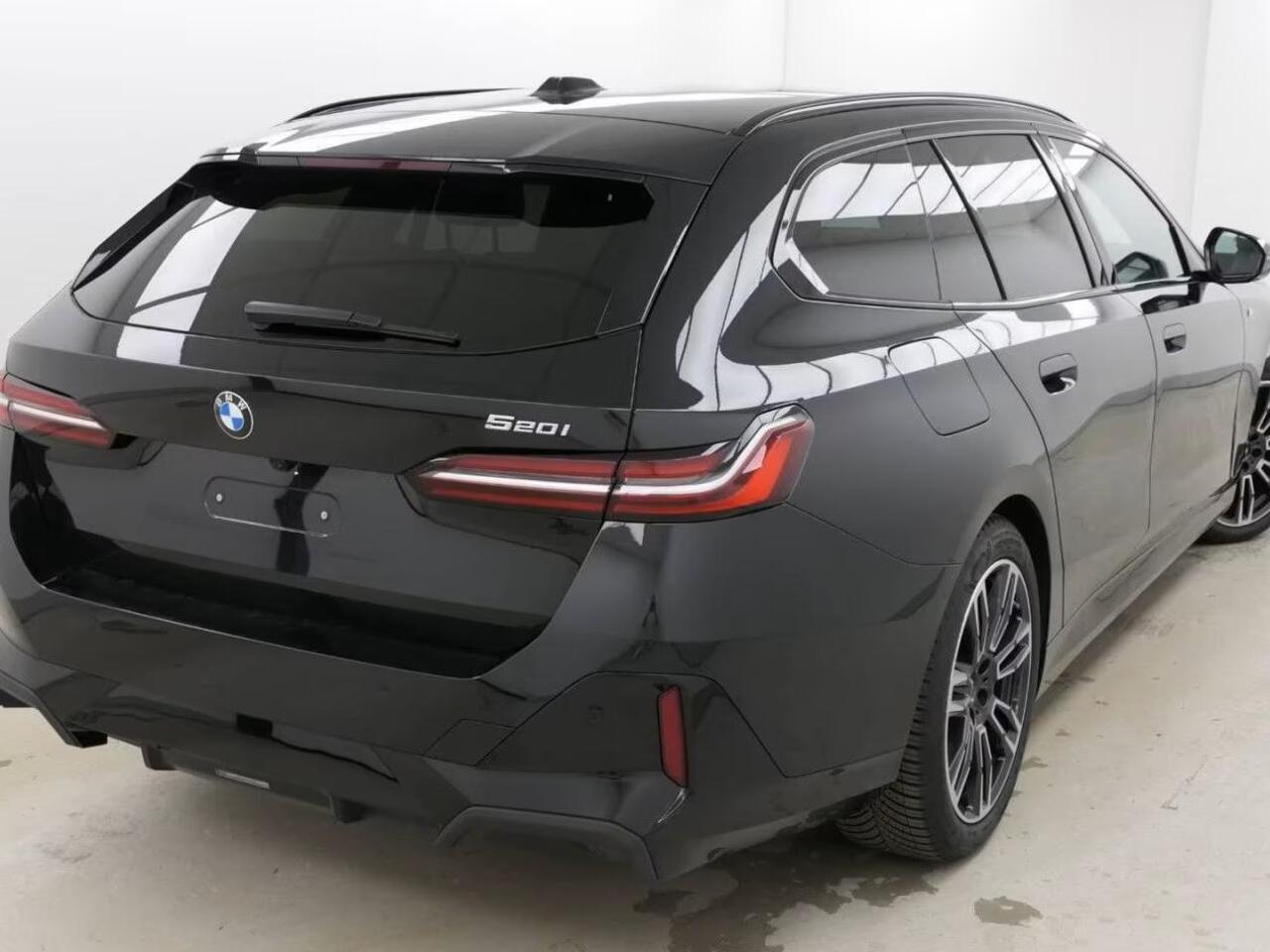 BMW 5-SERIE Touring 520iA M-SPORT ** ADAPT. LED, LEDER, PANORAMA, TREKH, H&K SOUND, DR. ASS+ ** 1e EIG - UNFALLFREI ** ** INFORMEER OOK NAAR ONZE AANTREKKELIJKE FINANCIAL-LEASE TARIEVEN **