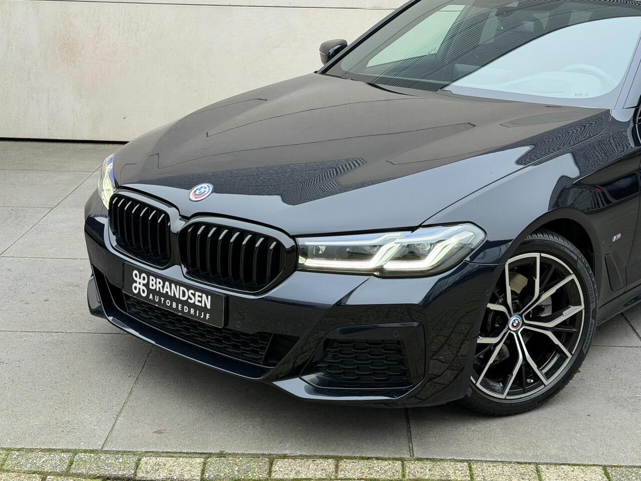 BMW 5-SERIE Touring 520i Business Edition Plus M Sport-Pano-19"-Head up-Trekhaak-Leer