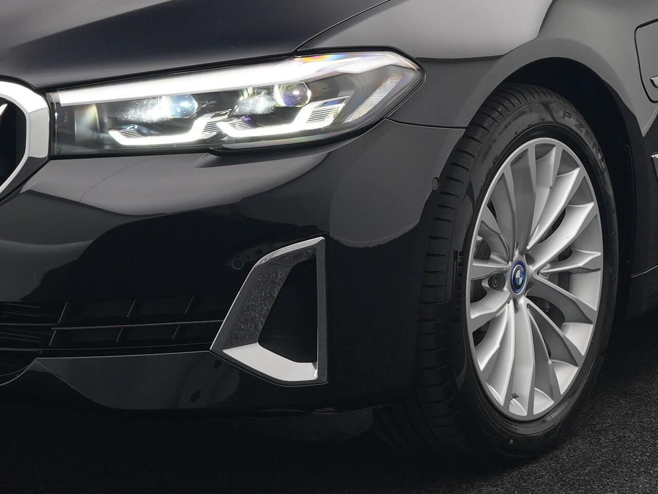 BMW 5-SERIE Touring 530e Luxury Line Plug In Hybrid 294pk Dealer O.H PHEV | Trekhaak Af Fabriek | Panodak | Camera | Lederen Sportstoelen Memory & Verwarmd | Apple Carplay | Cruise Control | Navigatie | Virtual | DAB |