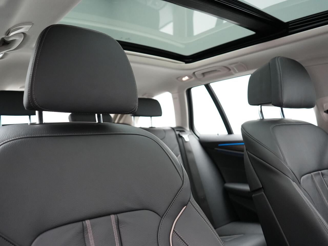 BMW 5-SERIE Touring 530e Luxury Line Plug In Hybrid 294pk Dealer O.H PHEV | Trekhaak Af Fabriek | Panodak | Camera | Lederen Sportstoelen Memory & Verwarmd | Apple Carplay | Cruise Control | Navigatie | Virtual | DAB |