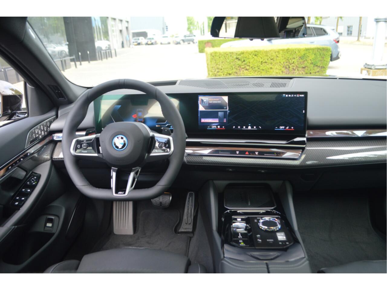 BMW 5-SERIE Touring 530e Automaat / Panoramadak / Trekhaak / Bowers & Wilkins / M Multifunctionele Stoelen / Adaptieve LED / Stoelventilatie / Parking Assistant Plus