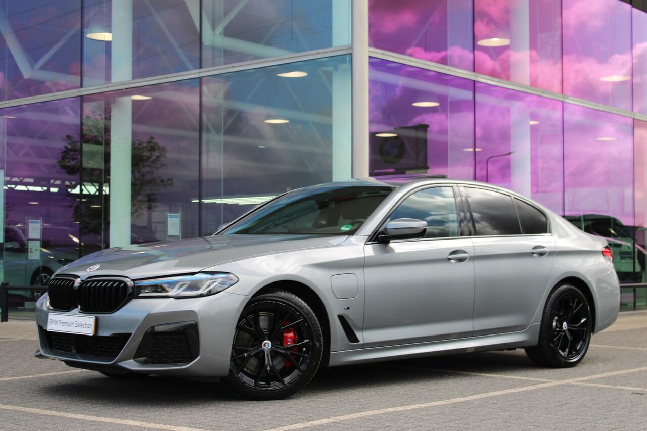 BMW 5-SERIE 530e High Executive M Sport Automaat / Schuif-kanteldak / Trekhaak / Laserlight / Achteruitrijcamera / Stoelventilatie / Head-Up / Active Steering