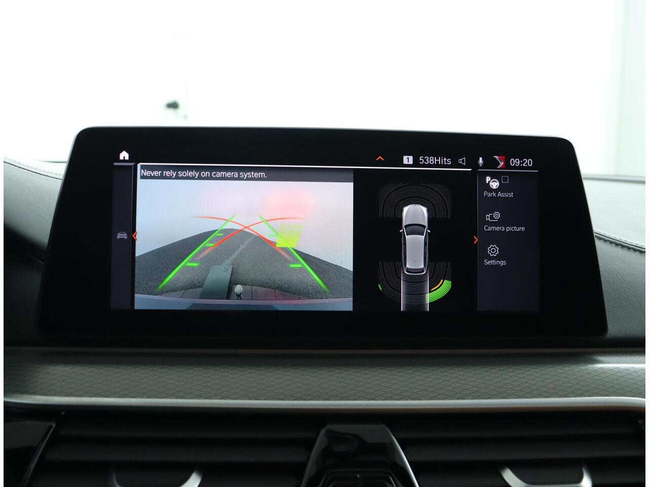 BMW 5-SERIE Touring 520i High Executive M Sportpakket | Trekhaak | Panoramadak | Adaptieve LED koplampen | Achteruitrijcamera | HiFi System