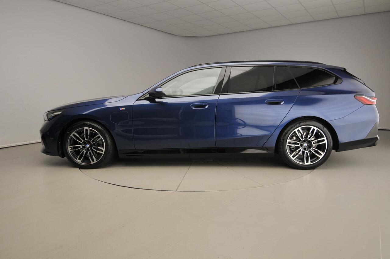 BMW 5-SERIE Touring 530e | M-Sportpakket | LED | Navigatie | Active cruise | Trekhaak | Schuifdak | DAB | HArman-kardon sound | Alu 19 inch