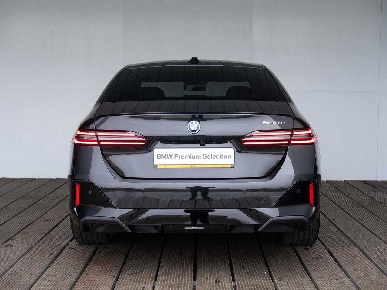 BMW 5-SERIE Sedan 530e | M Sportpakket Pro | Innovation Pack | Stuurwielrand verwarmd | Comfort Access | Panoramadak | Stoelverwarming | Harman-Kardon