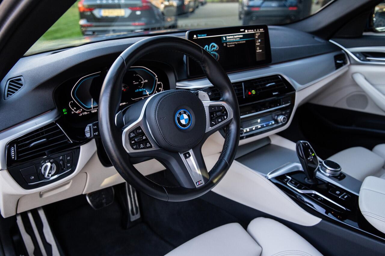 BMW 5-SERIE Touring 530e xDrive High Executive M-Sport , 4 wielsturing Panoramadak, Adap. cruise, Trekhaak, Laser