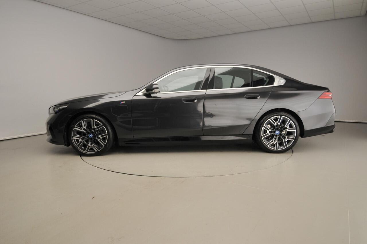 BMW 5-SERIE Sedan 530e | M-Sportpakket | LED | HUD | Schuifdak | Active cruise | Comfortzetels | DAB | Harman-kardon sound | Alu 20 inch
