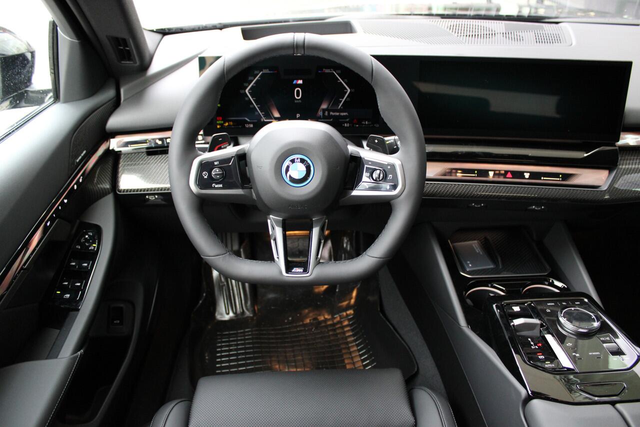 BMW 5-SERIE Touring 530e M Sport Automaat / Panoramadak / Trekhaak / Stoelventilatie / Parking Assistant Plus / Comfort Access / Adaptieve LED / M Sportonderstel / Harman-Kardon