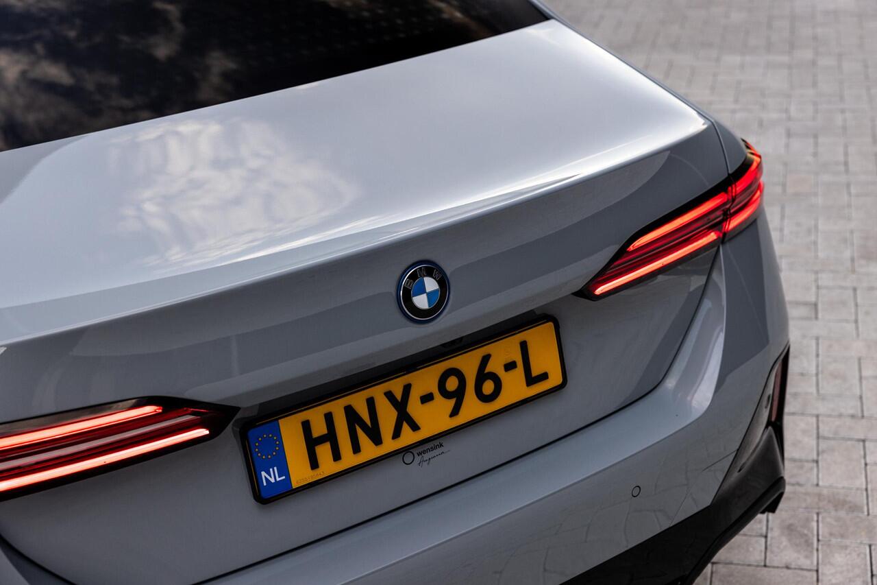BMW 5-SERIE 530e M Sport Edition | M-Sport | Adaptieve LED verlichting | Driving Assistant Professional | Harman/Kardon | Shadow Line | Comfort Pakket | Panoramadak | HUD | Stoelverwarming/Koeling |