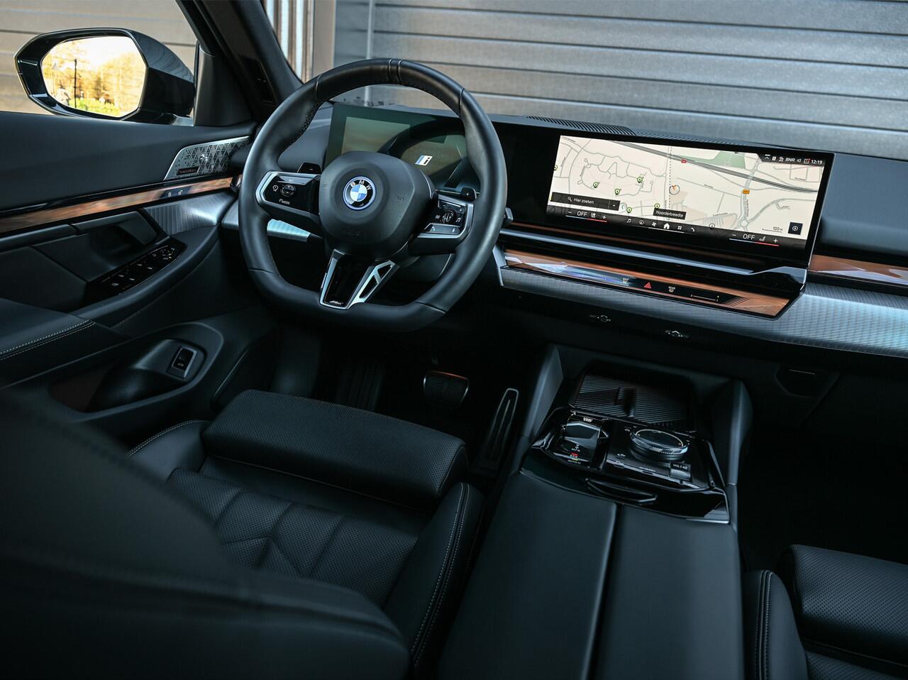 BMW 5-SERIE Touring 530e XDRIVE | SHADOW LINE | M-SPORT | COMFORT ACCESS | ACTIVE CRUISE | BOWERS & WILKINS | 360 CAMERA | STUUR- EN STOELVERWARMING | LEDER | AMBIANCE | ASSISTANCE PLUS PAKKET | EL. TREKHAAK | ADAPTIVE LED | M-SPORT SUSPENSION