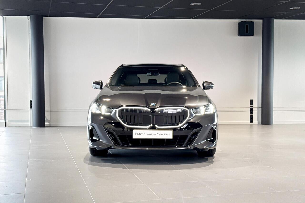 BMW 5-SERIE Touring 520i | M Sport | Glazen Panoramadak | Harman Kardon | Trekhaak |
