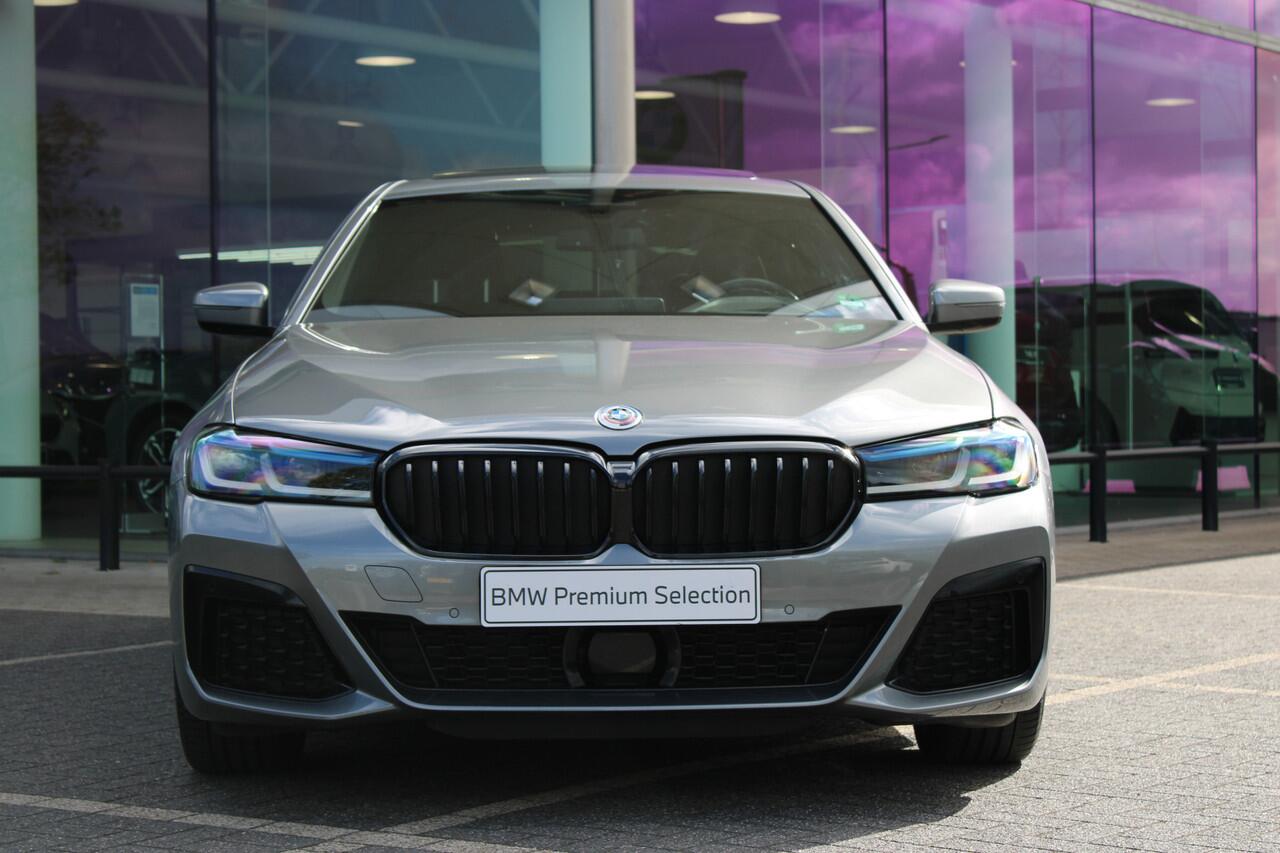 BMW 5-SERIE 530e High Executive M Sport Automaat / Schuif-kanteldak / Trekhaak / Laserlight / Achteruitrijcamera / Stoelventilatie / Head-Up / Active Steering