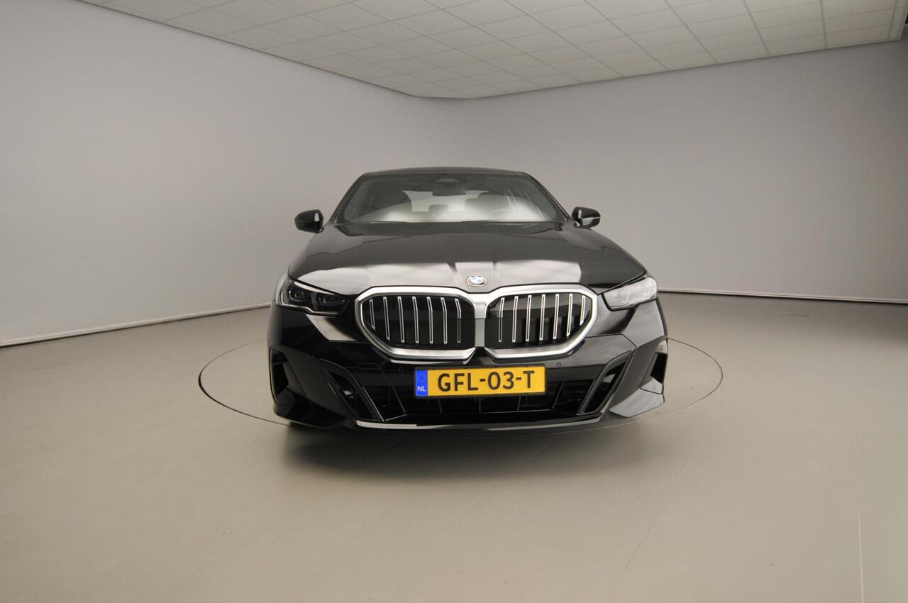 BMW 5-SERIE Sedan 520d | M-Sportpakket | LED | HUD | Active cruise | Comfortzetels | Schuifdak | Trekhaak | DAB | Harman-kardon sound | Alu 20 inch