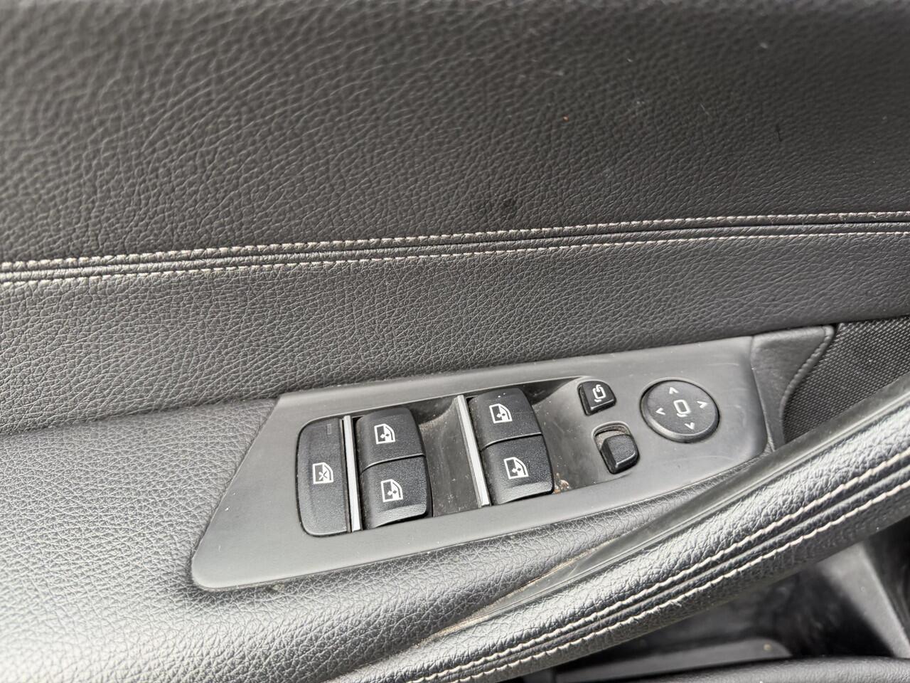 BMW 5-SERIE 520i Executive Edition | Navigatie | Lederen Bekleding | 18 Inch Lichtmetalen Velgen | Cruise Control |