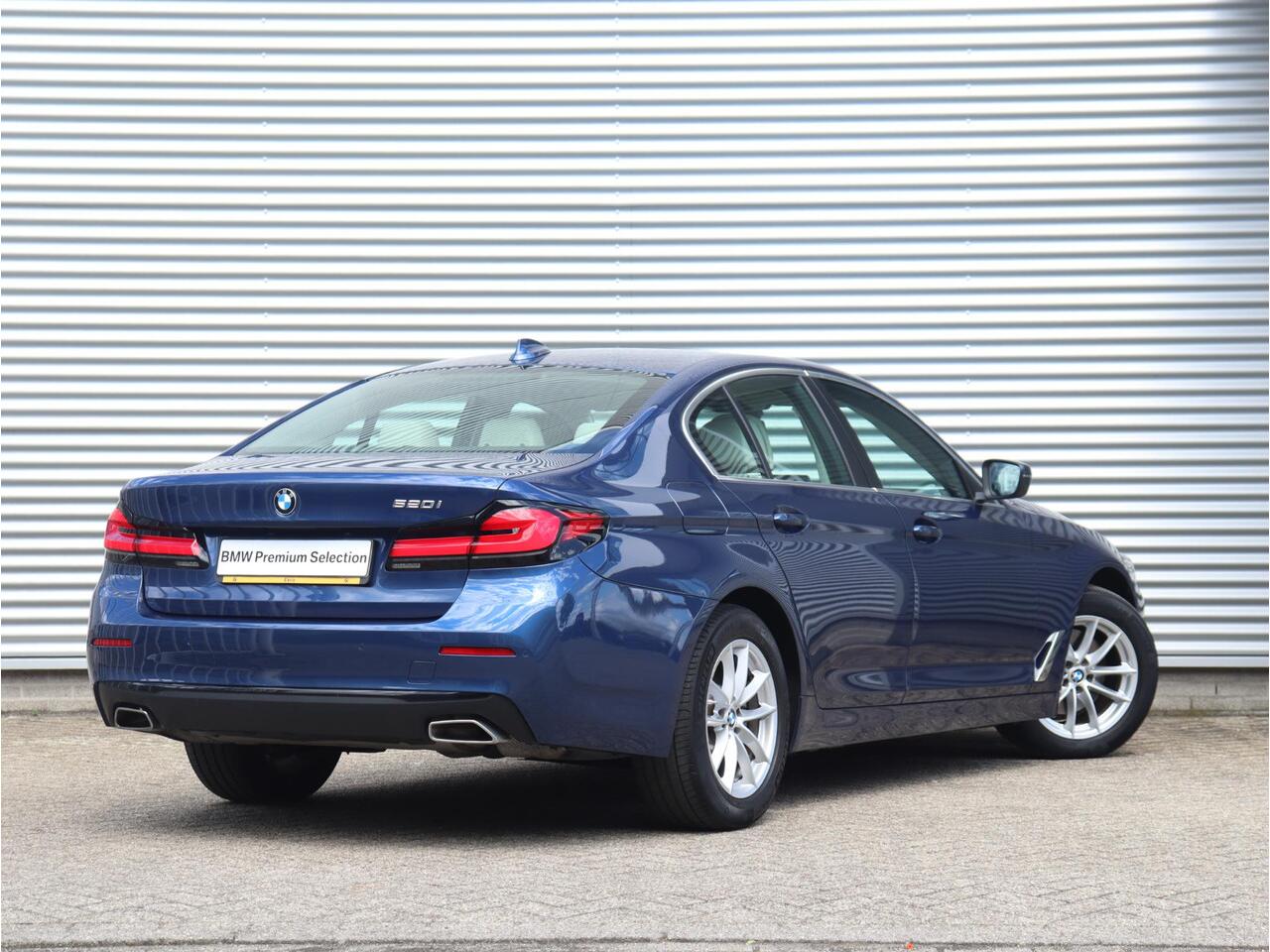 BMW 5-SERIE Sedan 520i | High Executive | Comfortstoelen | Verwamde Voorstoelen | Adaptieve LED Koplampen | Sportstuur | Climate Control | 17'' LMV