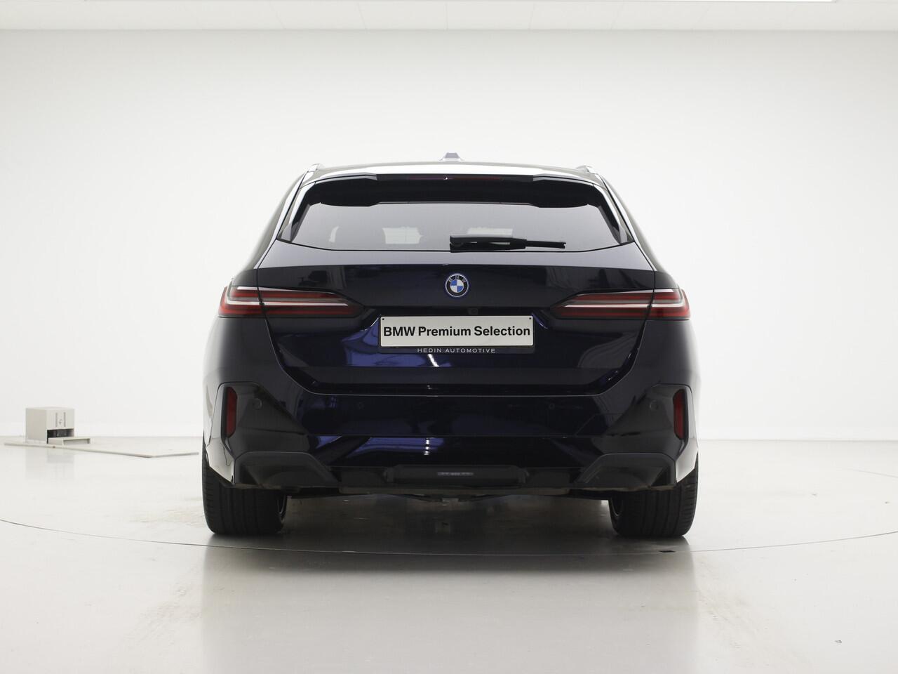 BMW 5-SERIE Touring 530e M-Sport | 20" | Trekhaak | Driving Assistant Plus | Travel Pack | Camera