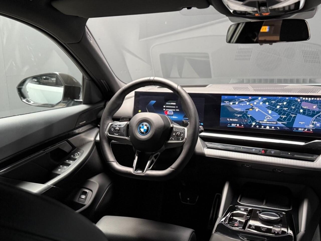 BMW 5-SERIE 530e x-Drive M-Sport Pro-20 inch trekhaak panorama head-up key-less