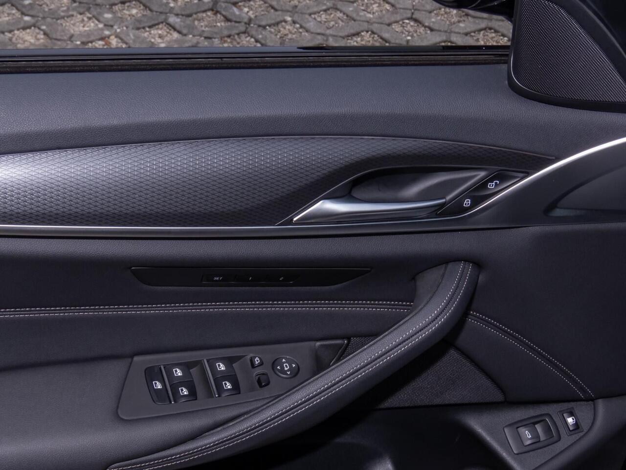 BMW 5-SERIE Touring 530e M-SPORT ** LASER, LEDER, PANORAMA, TREKH, HuD, HiFi, ALARM ** ¤ 37.500,= onder NP - Ex BMW-AG ** ** INFORMEER OOK NAAR ONZE AANTREKKELIJKE FINANCIAL-LEASE TARIEVEN **