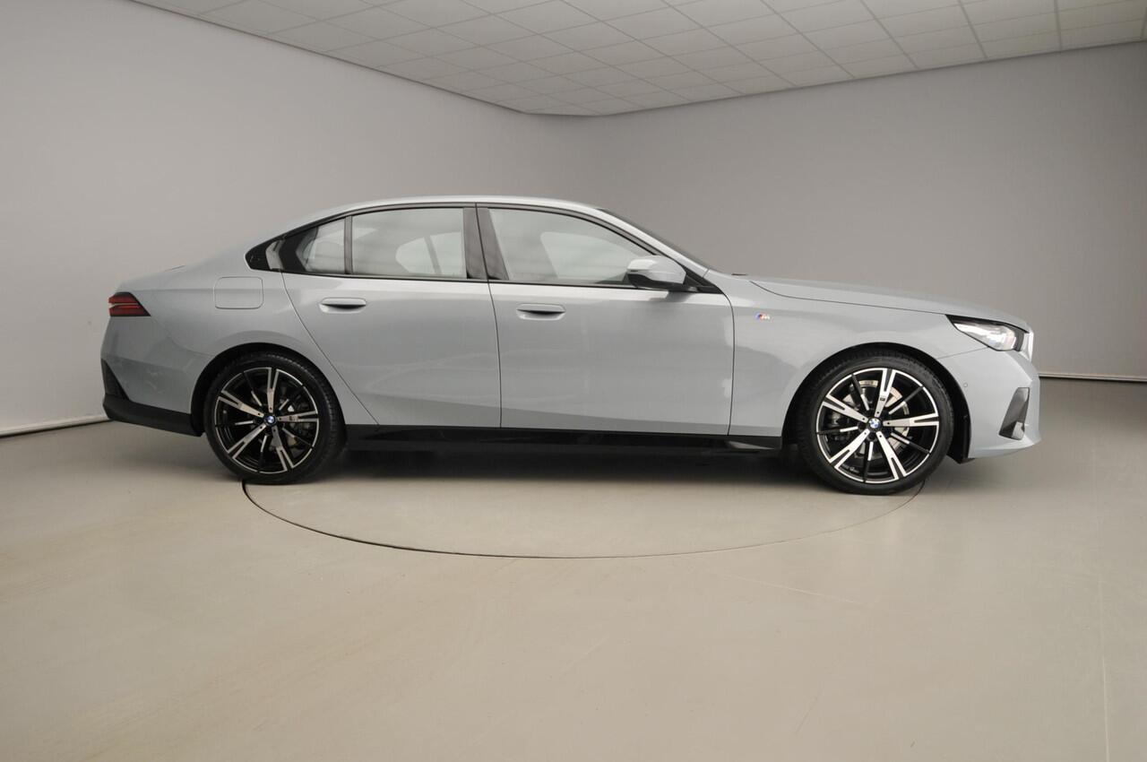 BMW 5-SERIE Sedan 520i | M-Sportpakket | LED | Leder | HUD | Elektr. zetels | Sportstoelen | DAB | Harman-kardon sound | Alu 20 inch