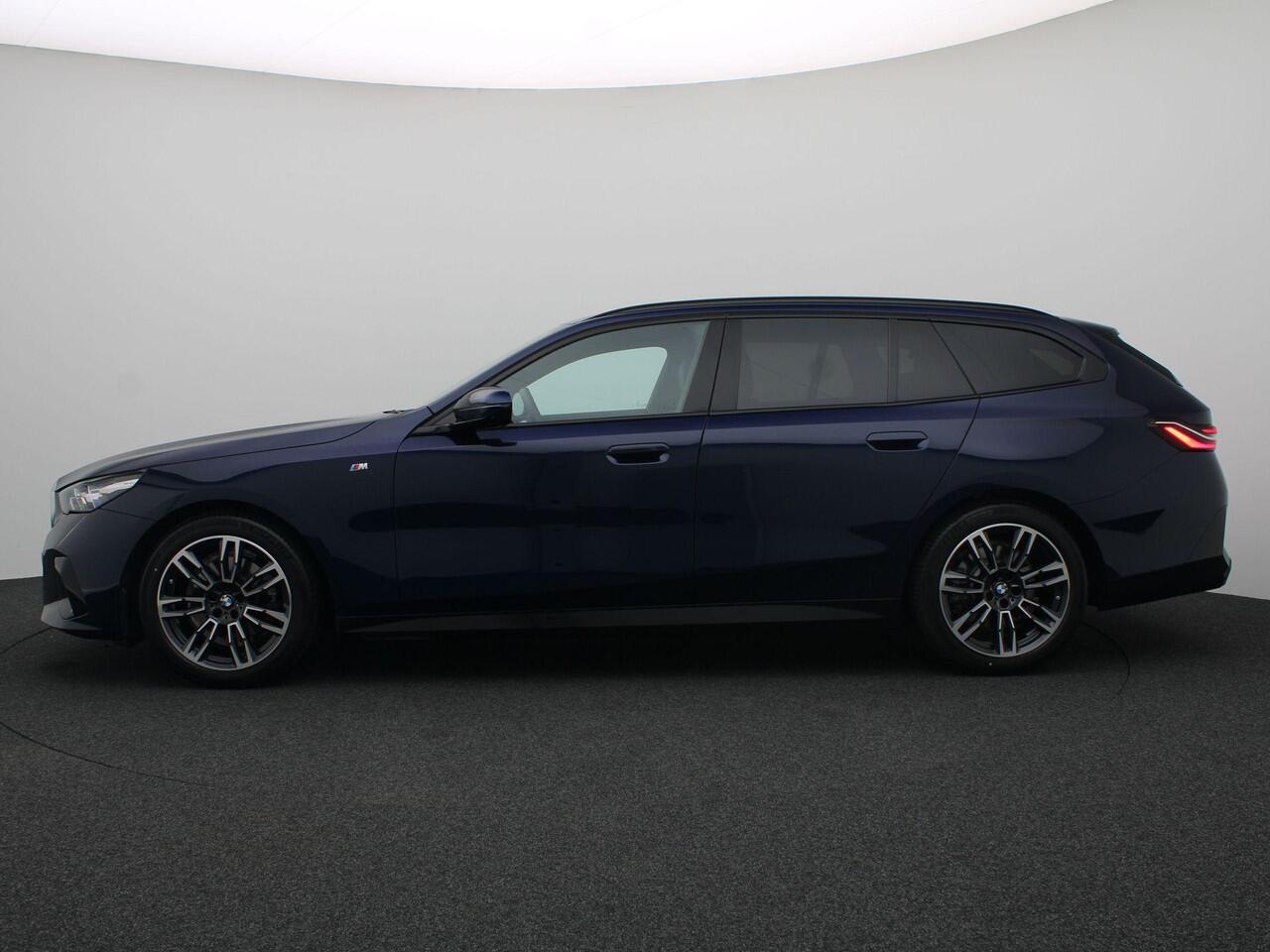 BMW 5-SERIE Touring 520d M Sportpakket | Innovation Pack | Travel Pack | Comfort Pack | Trekhaak | Harman-Kardon | 19"