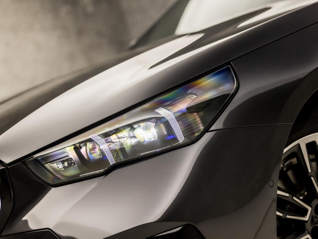 BMW 5-SERIE 530e M Sport 300Pk Automaat (SCHUIFDAK, M PAKKET, LUCHTVERING, HEAD-UP DISPLAY, COMFORTSTOELEN, STOELKOELING, 360 CAMERA, ADAPTIVE CRUISE, HARMAN/KARDON, NIEUWSTAAT)