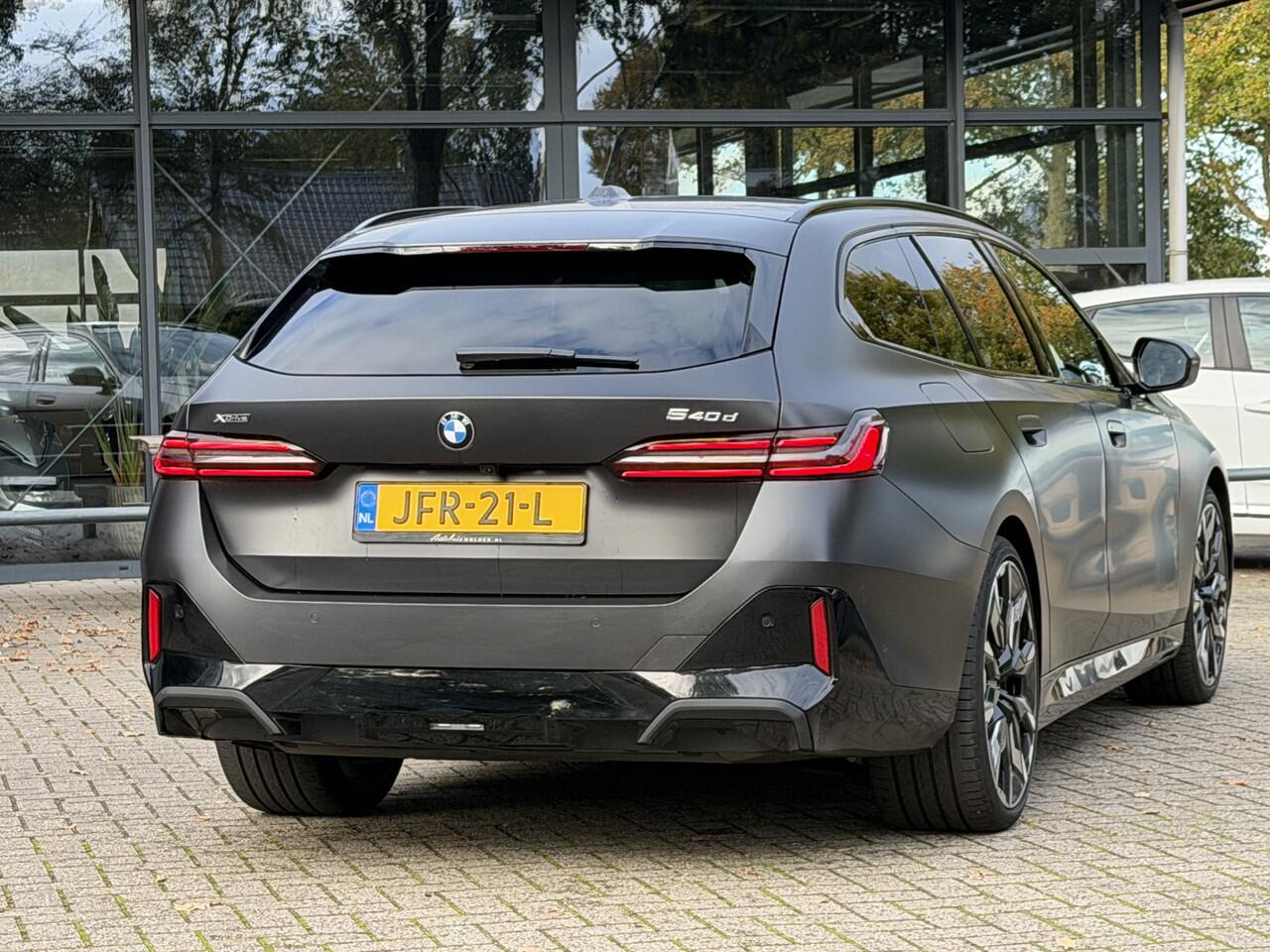 BMW 5-SERIE Touring 540d xDrive FULL OPTION Leer/Pano/Camera/Trekhaak/ 21 inch