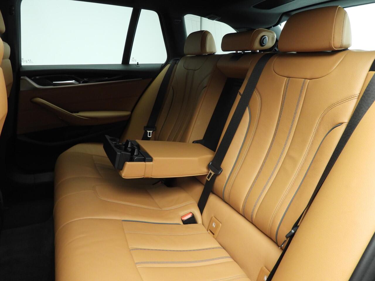 BMW 5-SERIE Touring 520i M-Sportpakket | LED | Leder | HUD | Comfortzetels | Trekhaak | Chrome line | DAB | Hifi speakers | Alu 19 inch