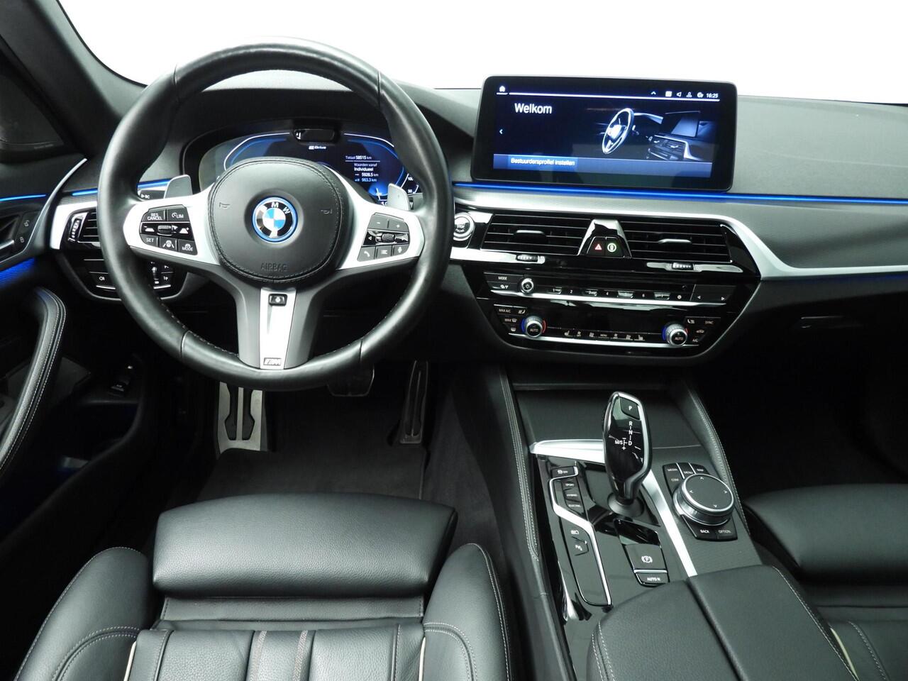 BMW 5-SERIE Sedan 530e | M-Sportpakket | LED | Leder | HUD | Schuifdak | Trekhaak | Active cruise | DAB | Harman-kardon sound | Alu 20 inch