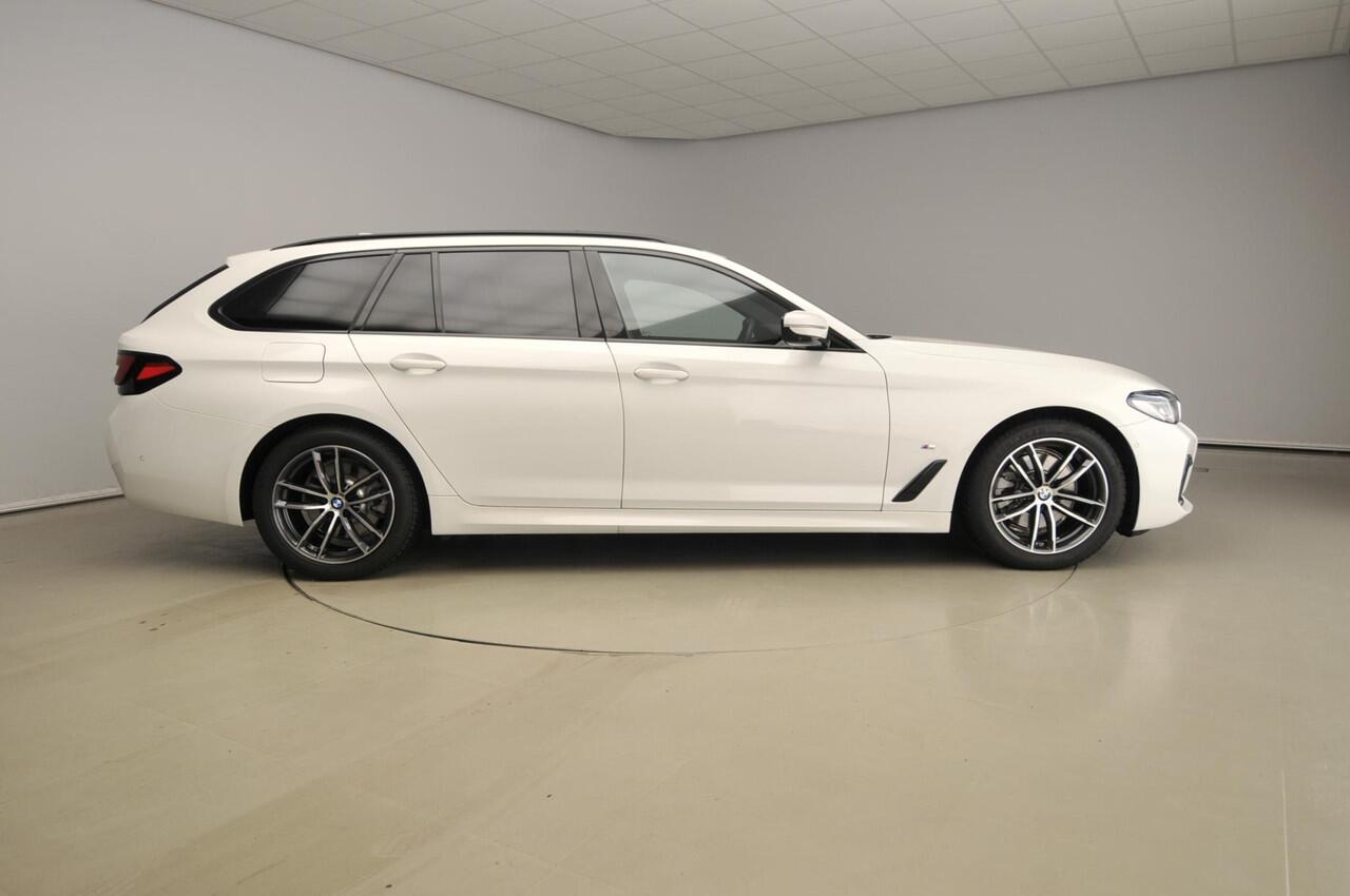 BMW 5-SERIE Touring 520d | M-Sportpakket | Laserlicht | Leder | HUD | Active cruise | Schuifdak | Comfortzetels | Keyles go | DAB | Hifi speakers | Alu 18 inch