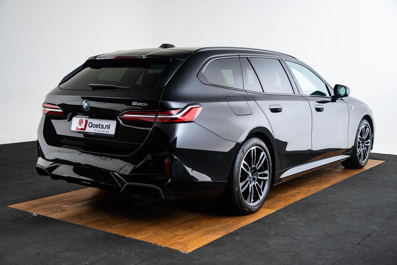 BMW 5-SERIE Touring 520i M Sport - Trekhaak - Panoramadak - Parking/Driving Assistant Professional - Head Up - Harman Kardon - Comfort Access - Standkachel - Stoelventilatie voor - Elektrisch verwarmde voor/achterstoelen -