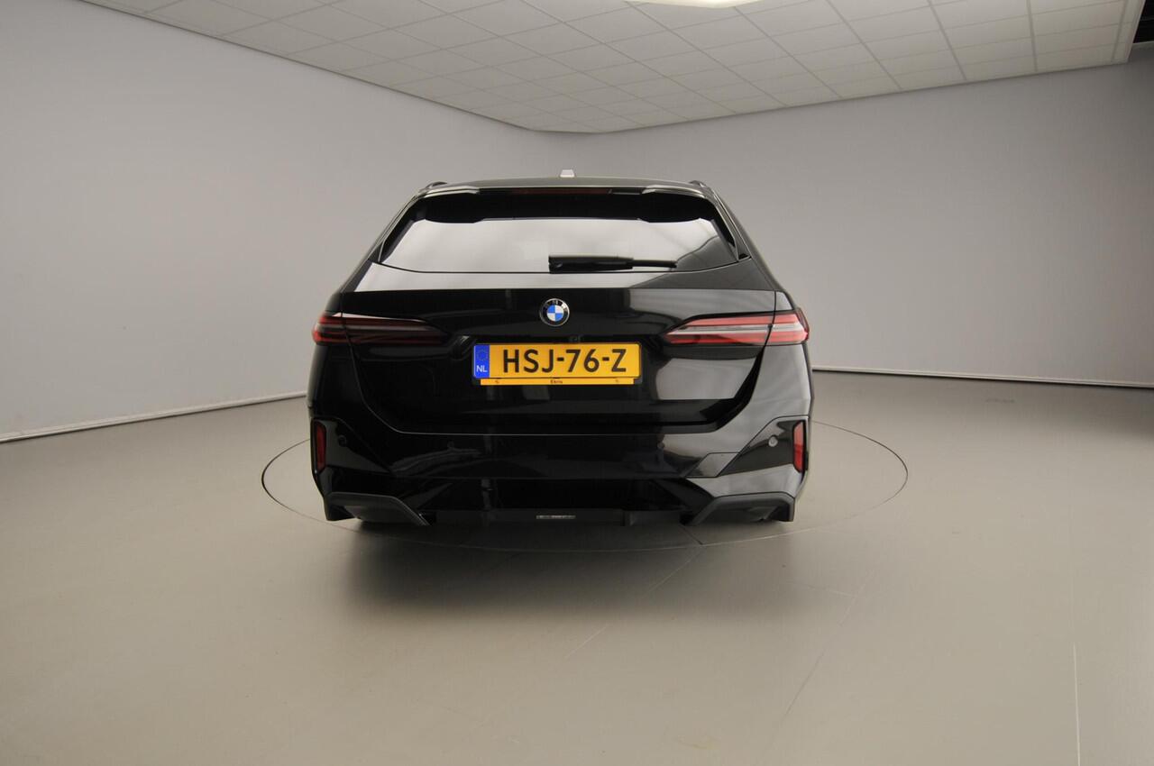 BMW 5-SERIE Touring 520d | M-Sportpakket | LED | HUD | Trekhaak | Active cruise | Keyles go | DAB | Harman-kardon sound | Alu 20 inch
