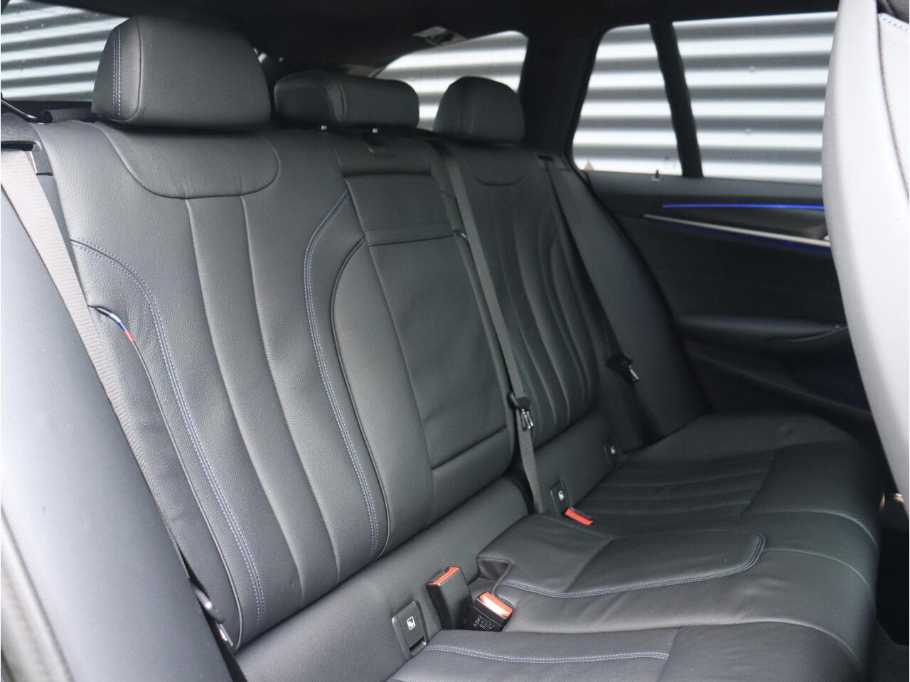 BMW 5-SERIE Touring 530i | High Executive | M Sportpakket | Panodak | Head-Up | HiFi | Achteruitrijcamera | Comfort Access | M Sportstoelen | Elektr. Achterklep | 19'' LMV