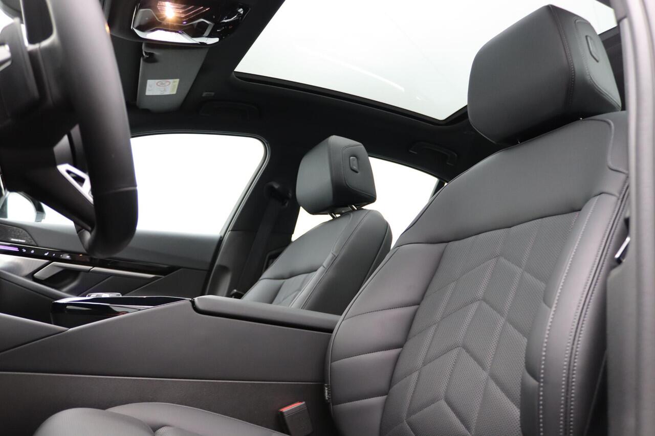 BMW 5-SERIE Sedan 530e M Sportpakket | Innovation Pack | Panoramadak | Driving Assist. Prof. | Comfortstoelen + Ventilatie | 20"