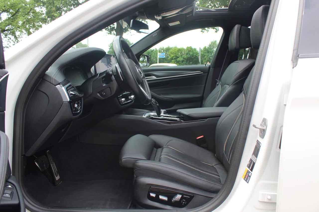 BMW 5-SERIE Touring 530e Business Ed. M Sport 44.229 km! SOH 95,2% / Trekhaak / Panoramadak / Head-up / 19'' / Laser LED / Sfeerverlichting / Leder / Safety-pack / Stuurverwarming / Cruise Control